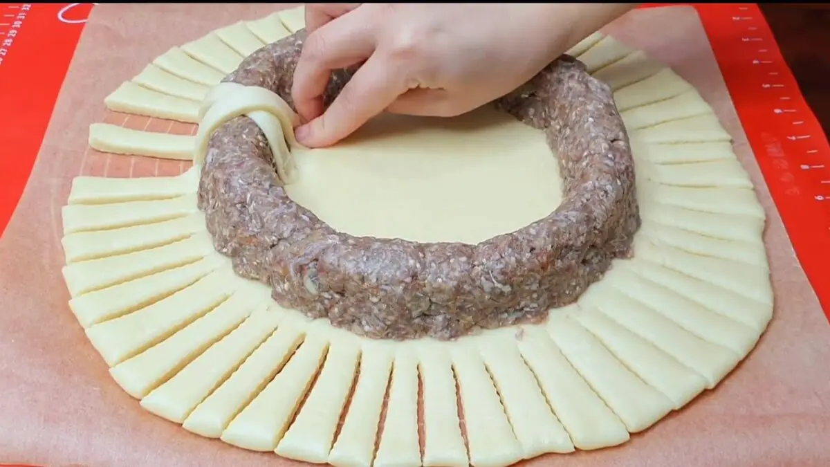 Už netvaruji plněné smažené pečivo – peču stočený koláč s mletým masem, rodina je nadšená