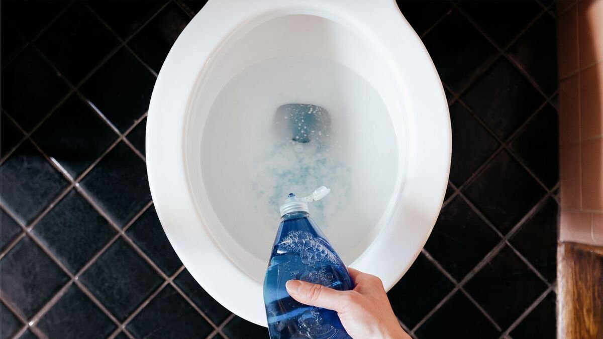 Jak kapka prostředku na mytí nádobí v toaletě přináší překvapivě silný efekt