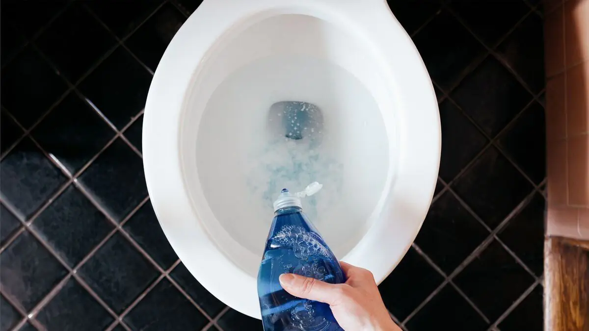 Jak kapka prostředku na mytí nádobí v toaletě přináší překvapivě silný efekt