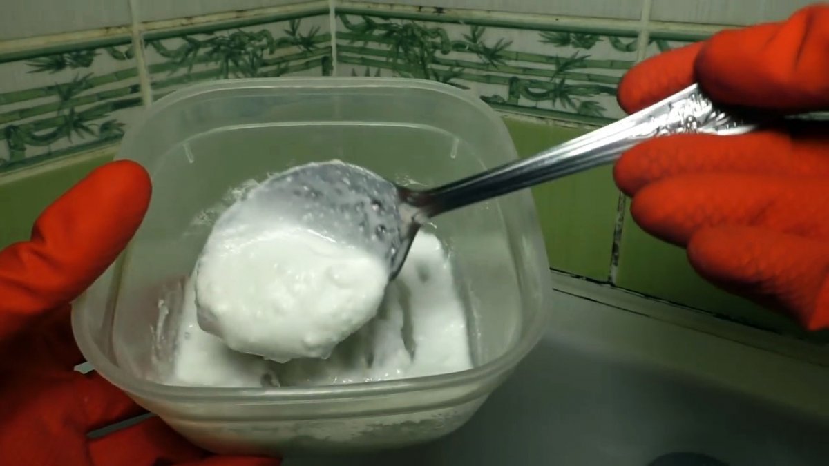 Kupte v supermarketu a vetřete do zdi. Houba a plíseň zmizí beze stopy