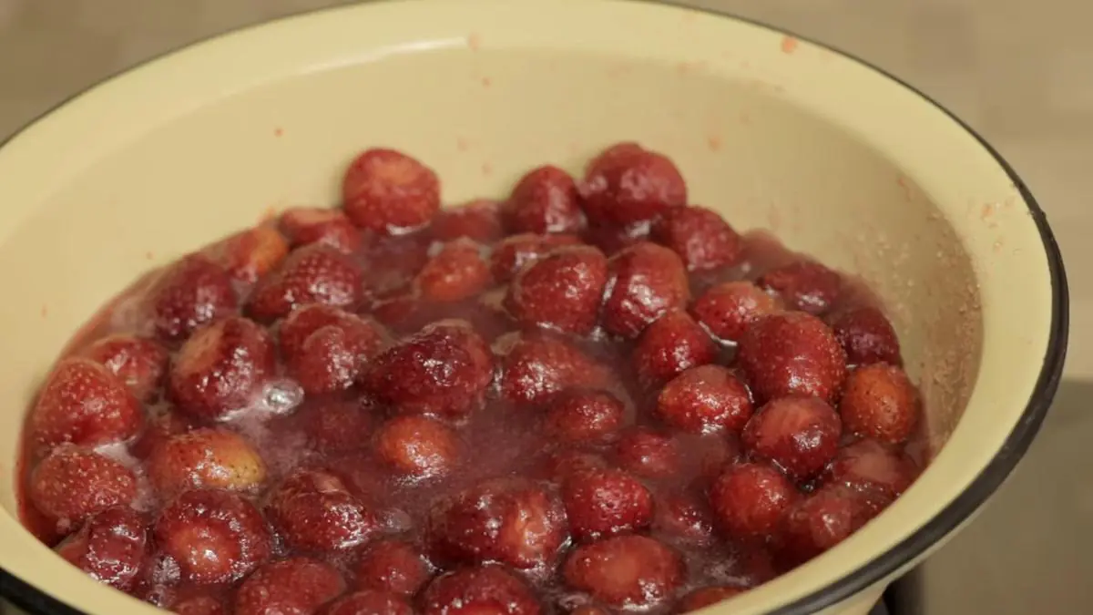 Září a má jasnou barvu: připravte si doma jahodový džem s citronem a cukrem, je lepší než kupovaný 2 Září a má jasnou barvu: připravte si doma jahodový džem s citronem a cukrem, je lepší než kupovaný