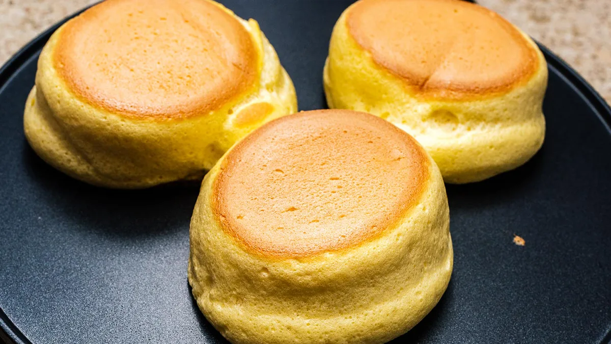 Jak připravit JAPONSKÉ NADÝCHANÉ LÍVANCE — měkké a chutné, snadno na nepřilnavé pánvi!