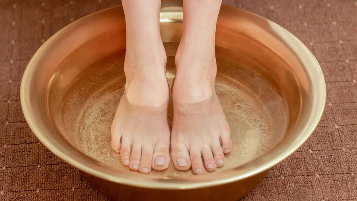 Mytí nohou octem a rozmarýnem proč se to doporučuje a kdy se to vyplatí