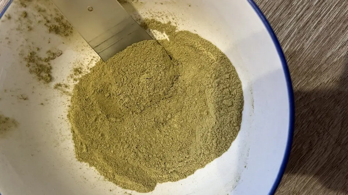 Niepozorná zelená pasta změnila moje vlasy Přirozený způsob pro krásnou barvu a silnější prameny 3 Niepozorná zelená pasta změnila moje vlasy Přirozený způsob pro krásnou barvu a silnější prameny