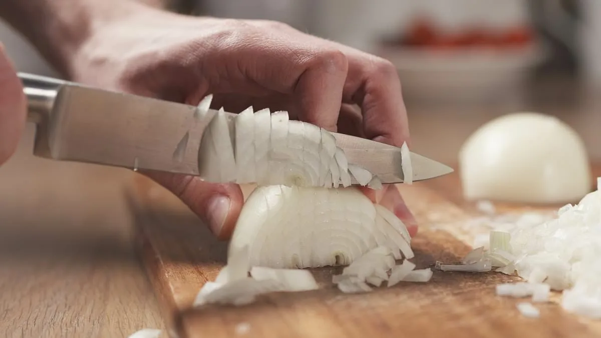 Abyste zastavili vypadávání vlasů, připravte si doma cibulový olej, drahé procedury nebudou potřeba 3 Abyste zastavili vypadávání vlasů, připravte si doma cibulový olej, drahé procedury nebudou potřeba