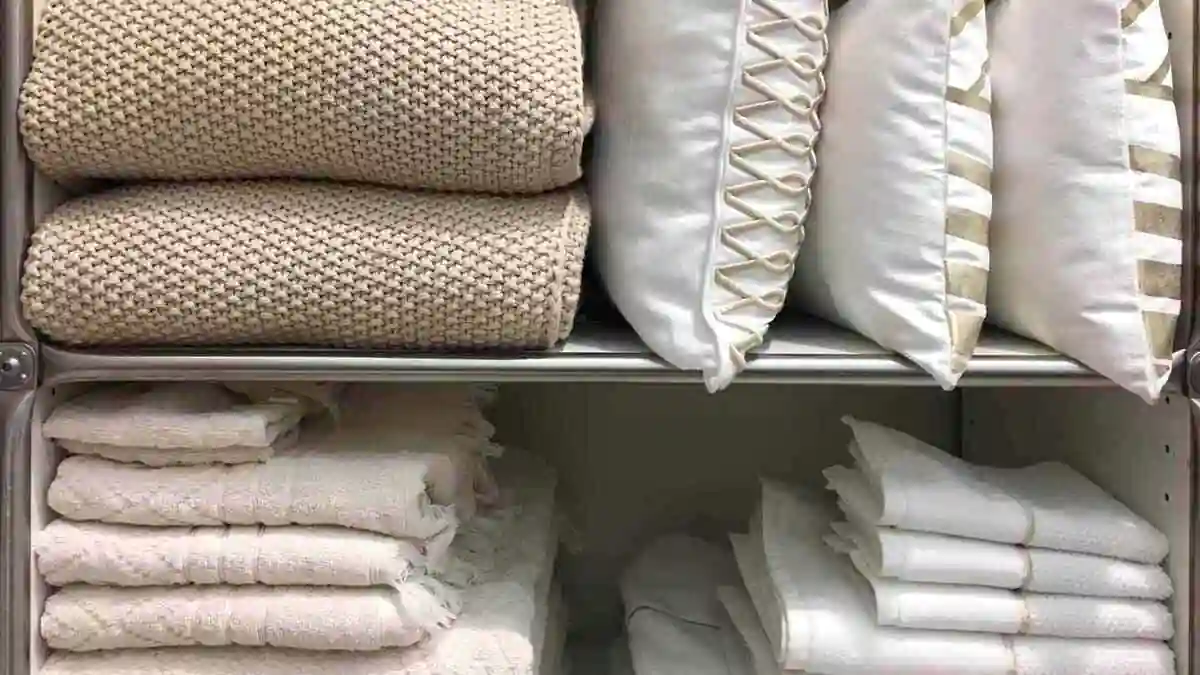 Skříň je plná těžkých dek a prošívaných přehozů Využijte 5 chytrých tipů na skladování a domov bude působit dokonale uspořádaně 2 Skříň je plná těžkých dek a prošívaných přehozů Využijte 5 chytrých tipů na skladování a domov bude působit dokonale uspořádaně