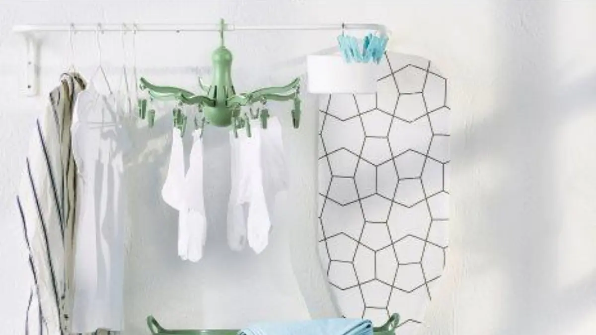 Chytrý sušák na prádlo z IKEA, který šetří místo a suší oblečení rychleji, ideální na zimu
