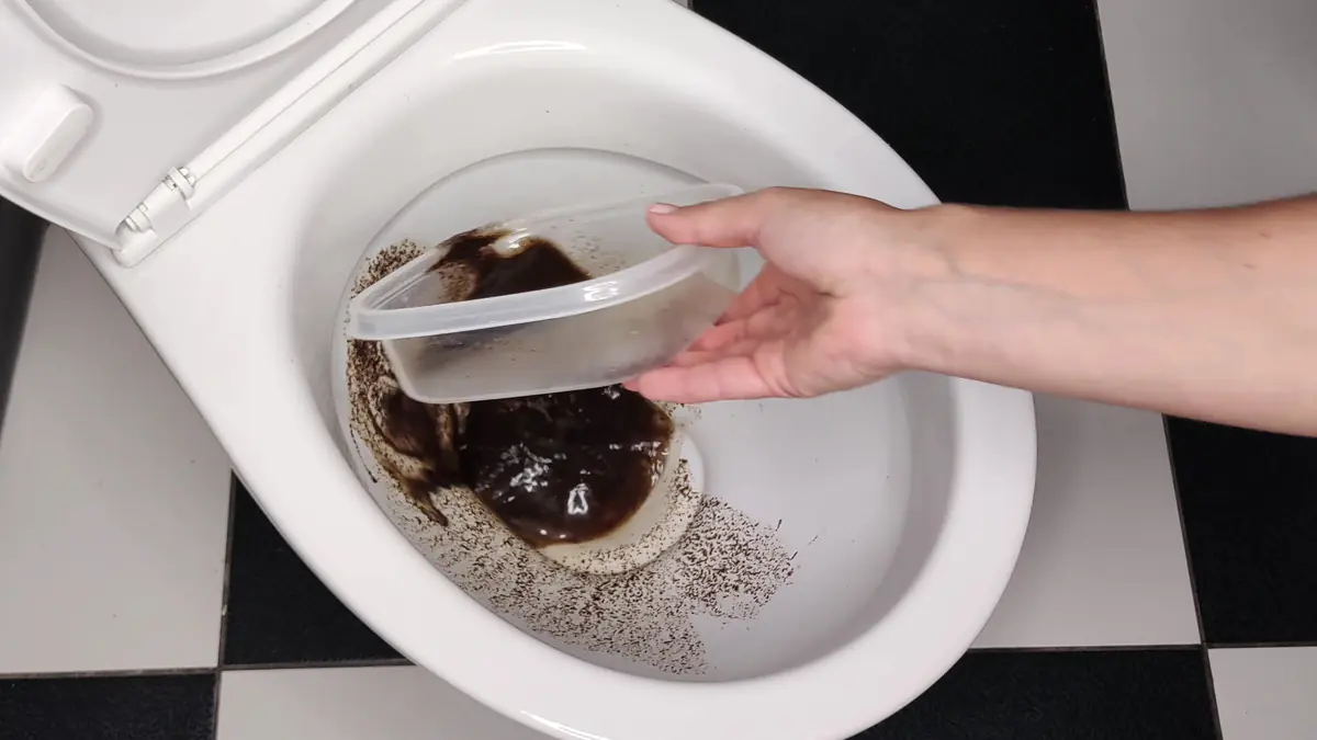 Stačí jedna lžíce: proč stále více lidí sype kávovou sedlinu do toalety