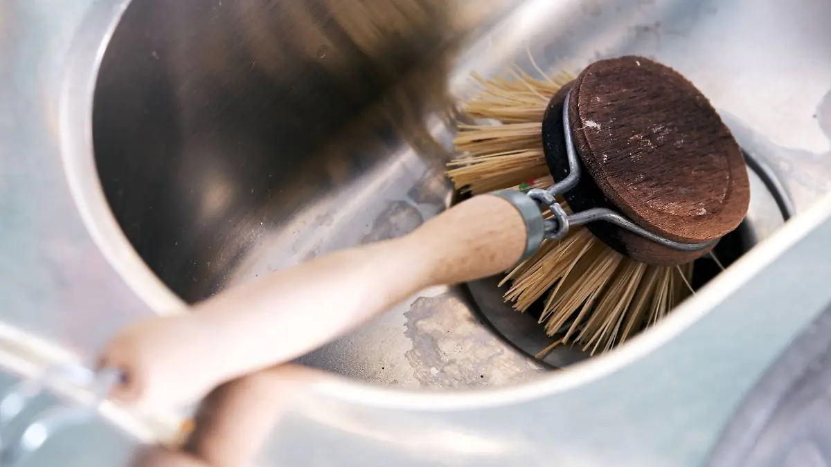Zářivý dřez bez drahých prostředků: jak docílit toho, aby se zase leskl a vypadal jako nový