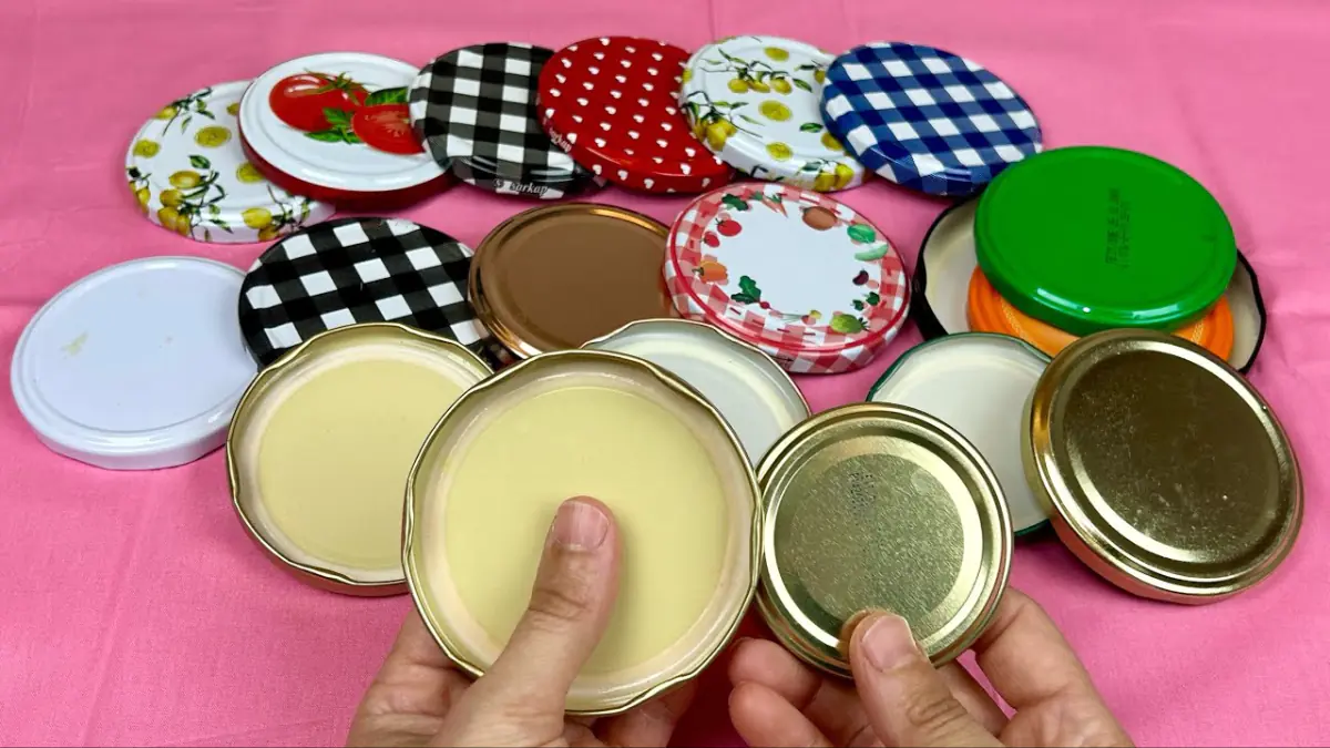 Zavěšování víček od sklenic od džemu na balkoně proč se to doporučuje a k čemu to slouží