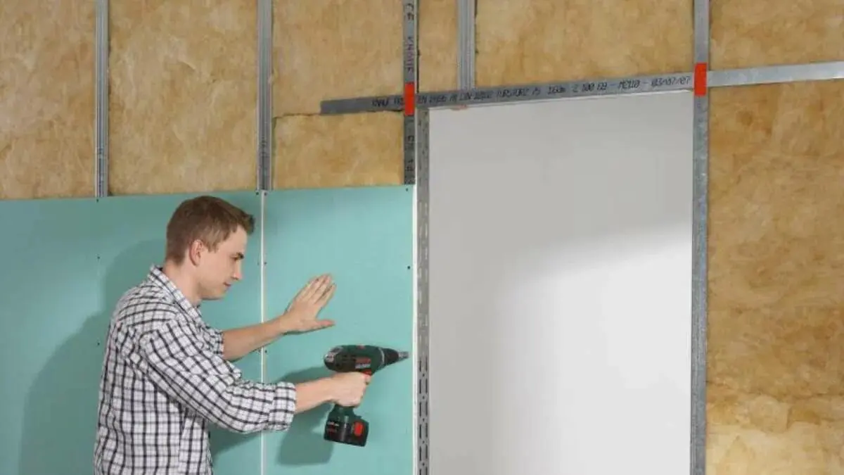 Chytří majitelé už nestěrkují stěny pod malbu: našli levnější a rychlejší způsob, jak „natáhnout“ stěny – nový trend v renovacích