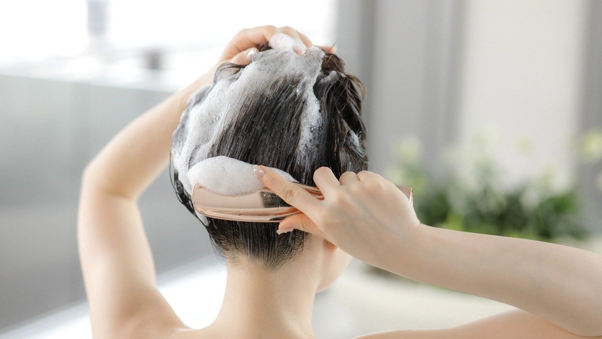 Japonský rituál mytí vlasů dělám to tak a mám luxusní vlasy — bez složitých procedur a drahých salonů
