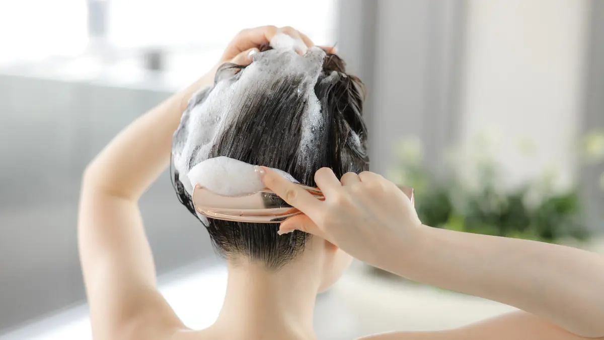 Japonský rituál mytí vlasů dělám to tak a mám luxusní vlasy — bez složitých procedur a drahých salonů