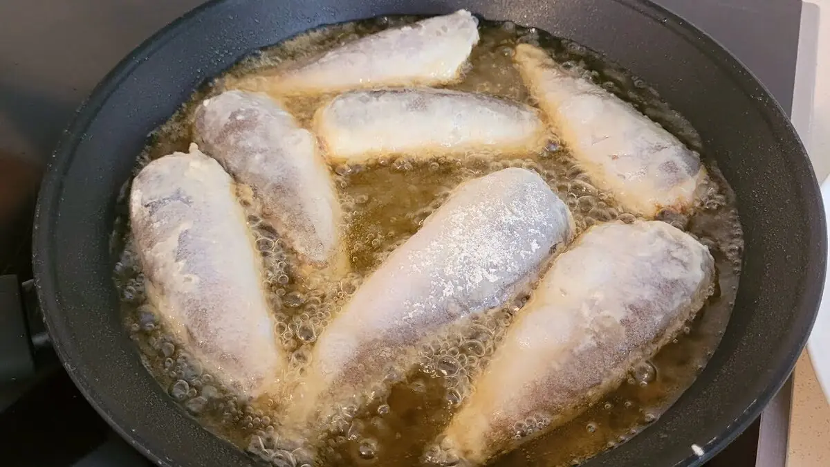 Před smažením namáčím rybu do jednoduchého nálevu: chuť jako v drahé restauraci a ani stopa po zápachu