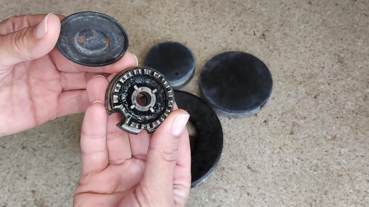 Kápněte 10 kapek a potřete špinavé hořáky. Připálená špína sama odpadne. Způsob, jak vyčistit hořáky plynového sporáku