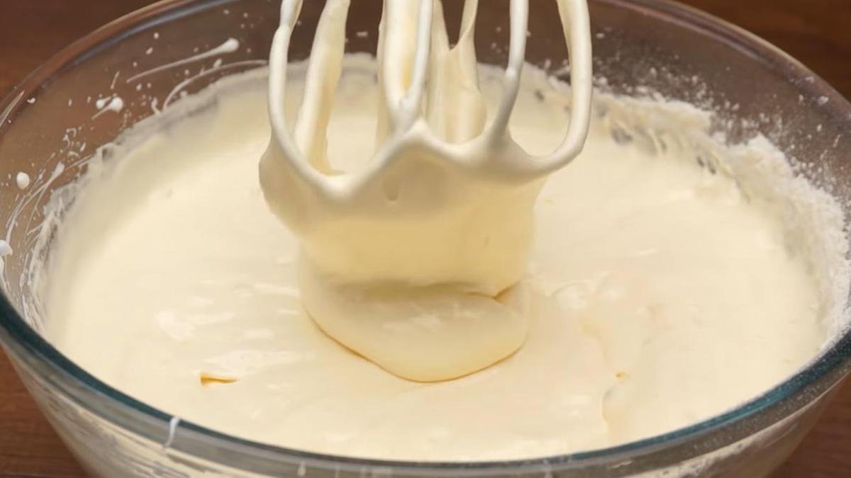 Pudinkový dort s malinami a čokoládovou polevou – jemný a šťavnatý