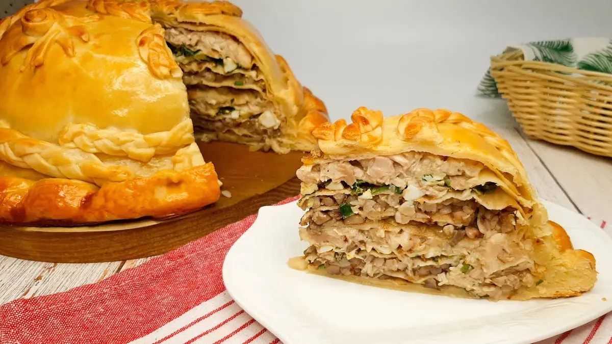 Kuřecí koláč s cibulí a bramborami je šťavnatý, jednoduchý a neuvěřitelně chutný