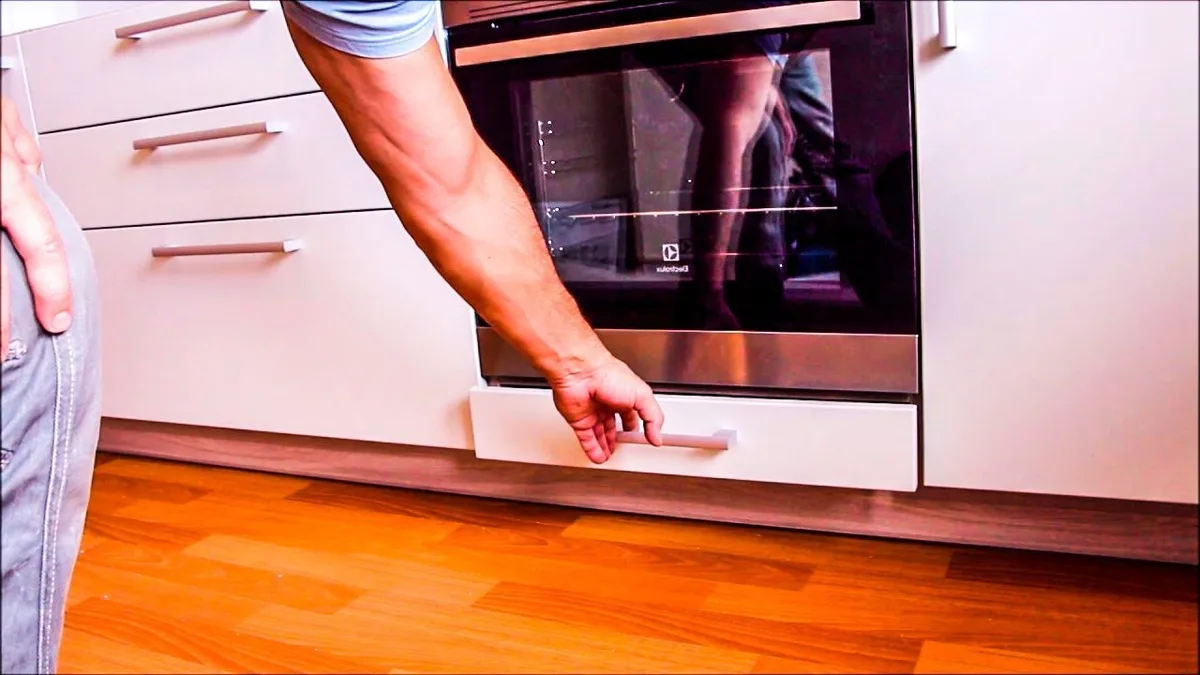 Mnozí to používají špatně – zásuvka pod troubou není určená ke skladování