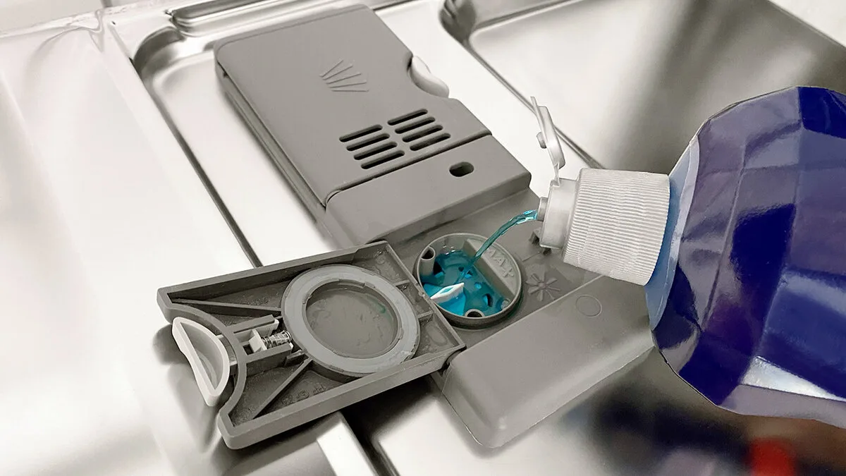 Myčka nádobí proč byste měli urychleně přestat používat průmyslový lešticí prostředek