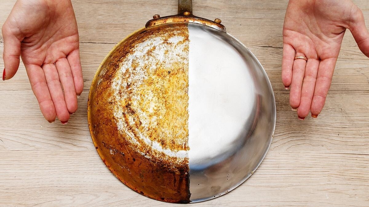 Na mé kuchyni se všechno nádobí leskne jako nové jak mýt mastné pánve bez chemie — restaurační trik