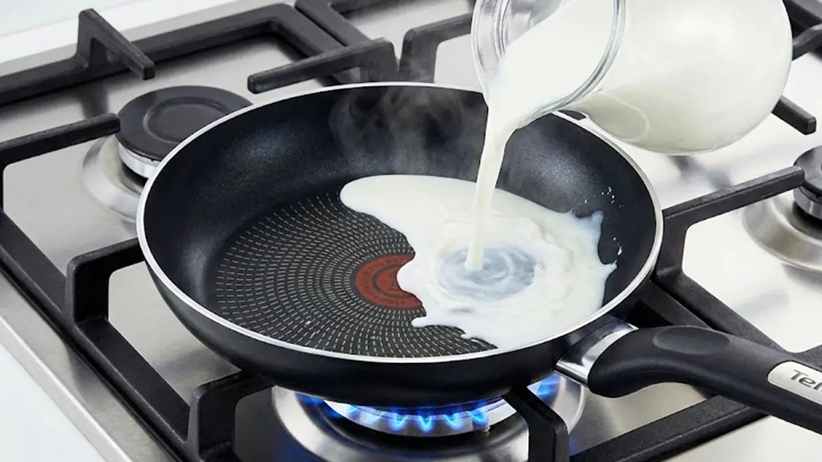 «Nalijte do přichycené pánve „tento nápoj“… za 10 minut se povrch obnoví a životnost se prodlouží o další 2 roky»