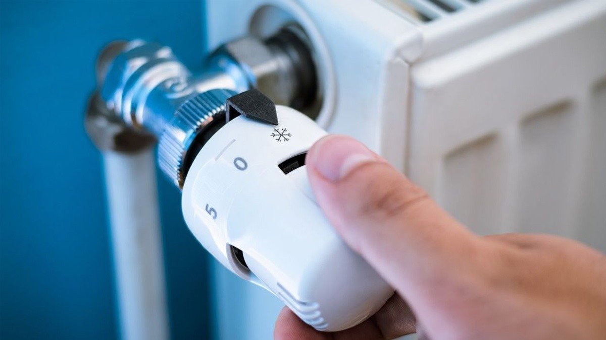 Nechat topení běžet stále, nebo ne: odborníci varují před špatnými tipy na úsporu energie