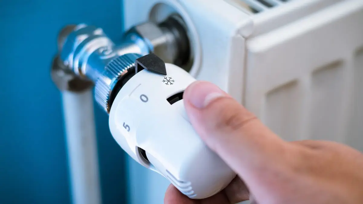 Nechat topení běžet stále, nebo ne: odborníci varují před špatnými tipy na úsporu energie