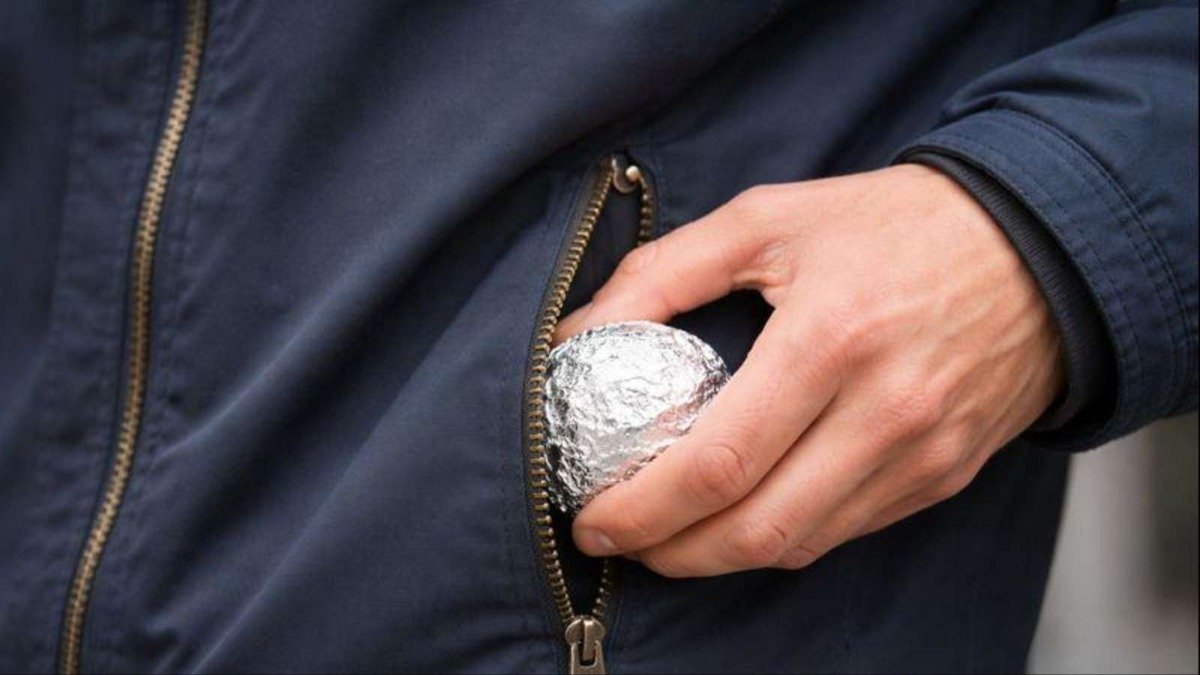 Nejen do kuchyně! Proč bys měla mít v kapse bundy vždy kousek alobalu