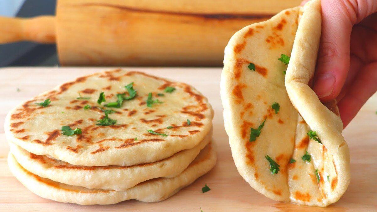 Nejjednodušší placky na pánvi se připravují z jogurtu, mouky a prášku do pečiva