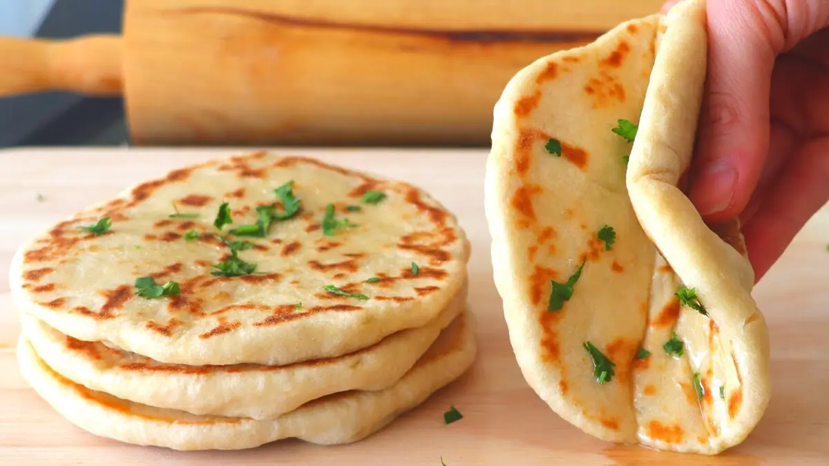 Nejjednodušší placky na pánvi se připravují z jogurtu, mouky a prášku do pečiva