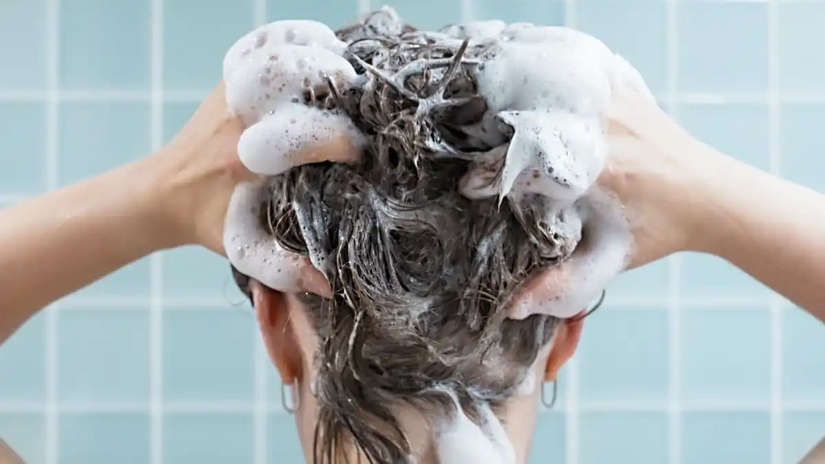 Chyby při mytí vlasů urychlují šedivění! Kolikrát si mýt vlasy šamponem? Japonský expert odhaluje správné kroky
