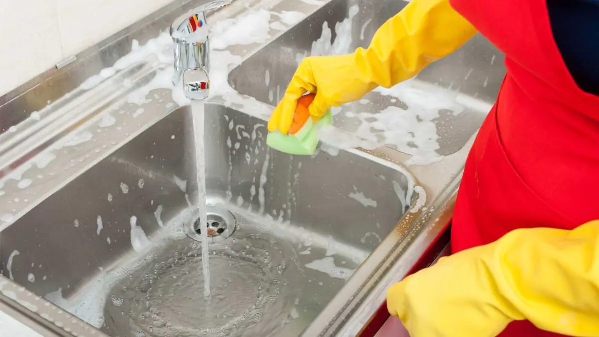 „Ať dřu dřez sebevíc, fleky se pořád vracely“ – když to uděláte takhle, starý vodní kámen zmizí