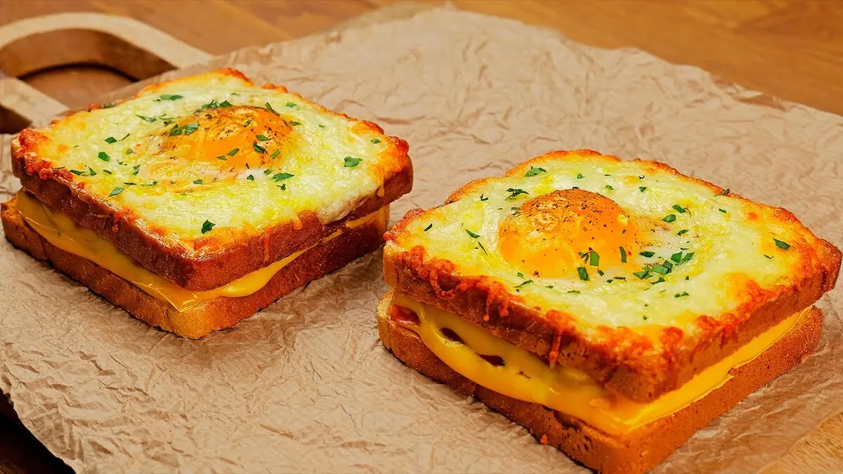 Obyčejný toast se sýrem a vejcem se stane snídaňovým hitem za 5 minut v horkovzdušné fritéze