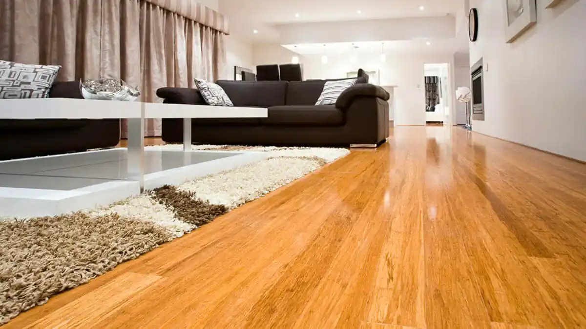 Od natřených prken po sisal: co si designéři vybírají na podlahu v roce 2026 – trendy, které nezestárnou 1 Od natřených prken po sisal: co si designéři vybírají na podlahu v roce 2026 – trendy, které nezestárnou