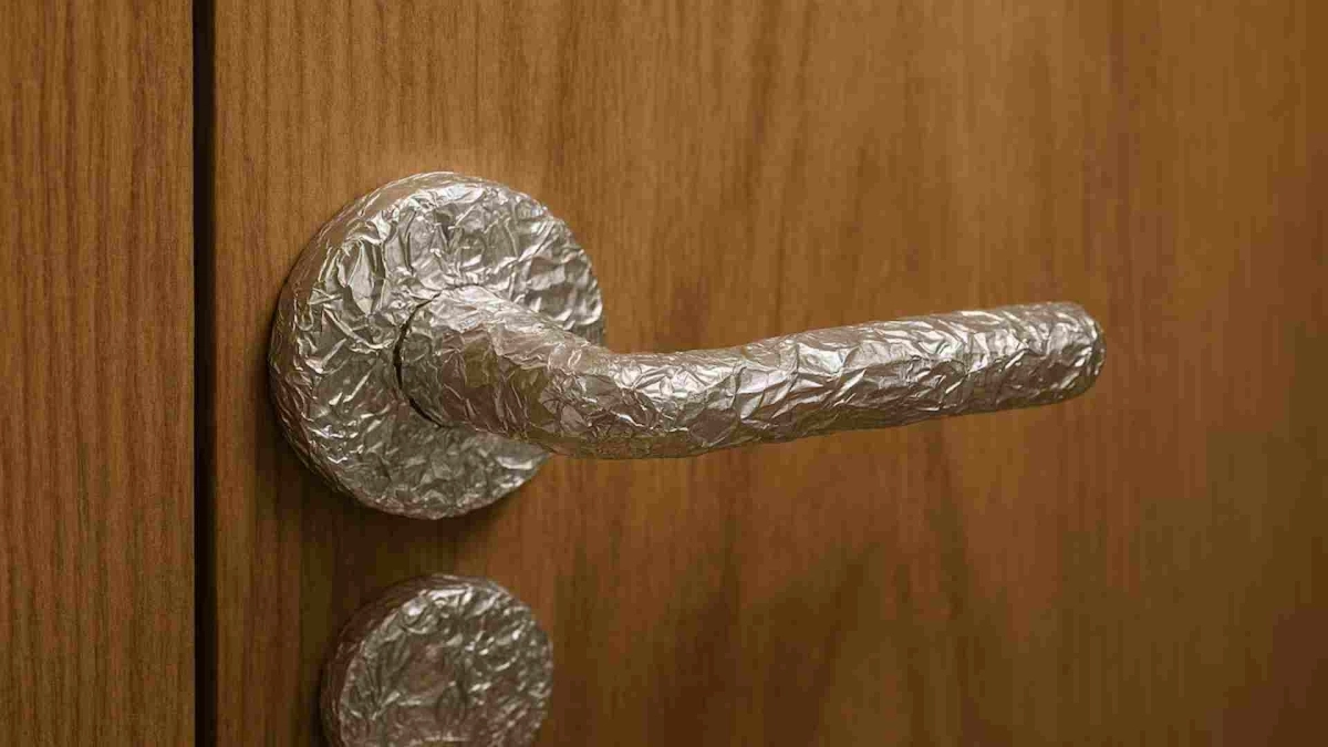Odborníci doporučují obalit kliku dveří alobalem vysvětlení je jednoduché