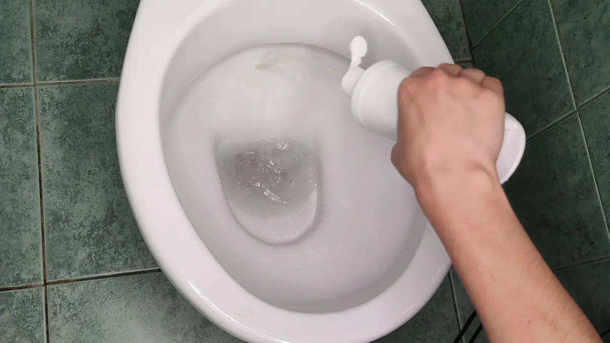 Jak kapka prostředku na mytí nádobí v toaletě přináší překvapivě silný efekt