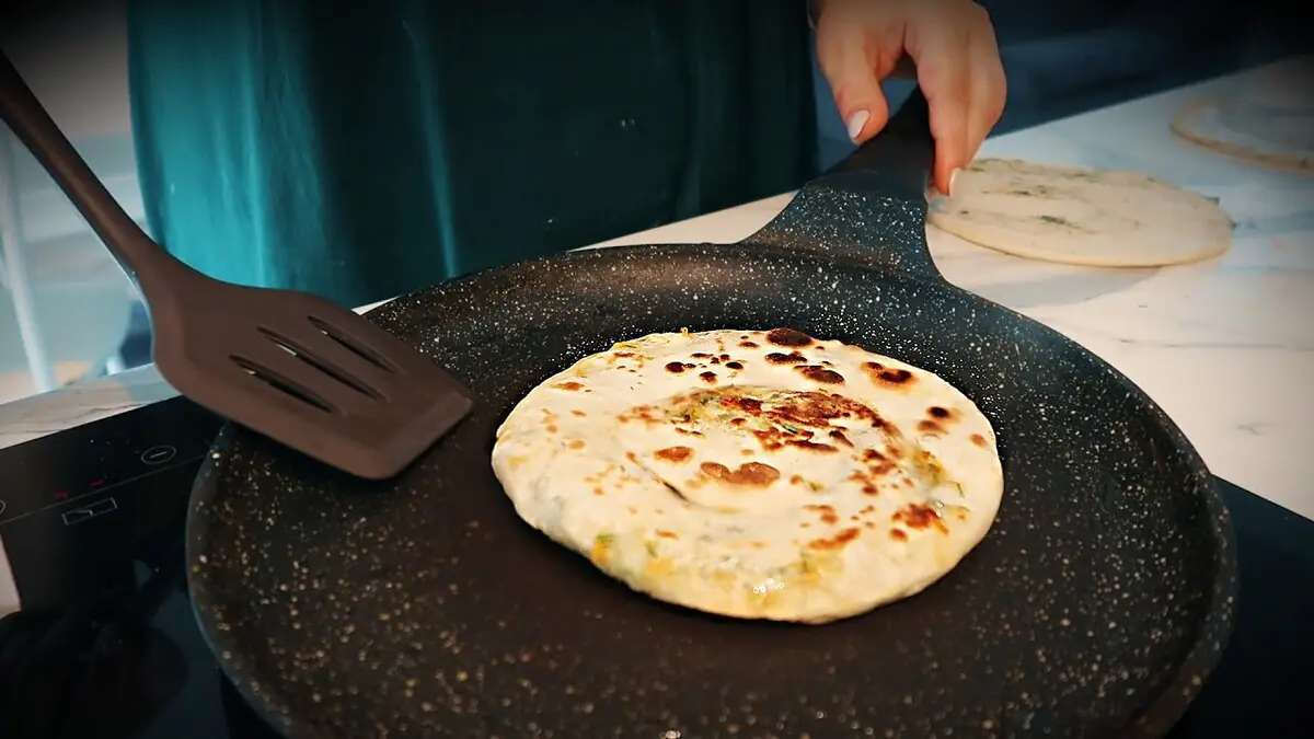 Nejjednodušší placky na pánvi se připravují z jogurtu, mouky a prášku do pečiva