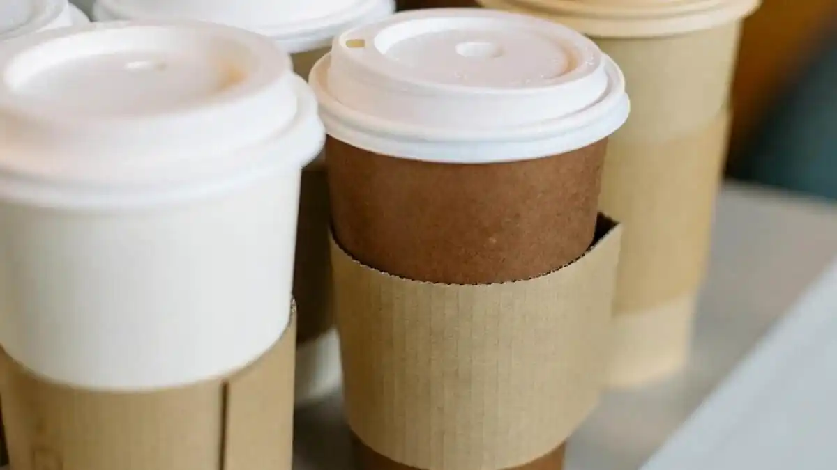 Prosím, nevyhazujte „podtácek na kelímek“, zkuste ho vložit dovnitř kšiltovky... proč jsem o téhle úžasné věci nevěděl 4 Prosím, nevyhazujte „podtácek na kelímek“, zkuste ho vložit dovnitř kšiltovky... proč jsem o téhle úžasné věci nevěděl