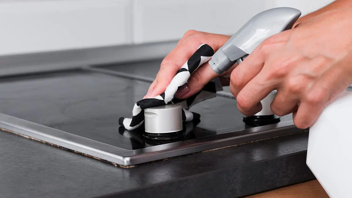 Poškrábaná indukční varná deska? Pasta z běžných domácích věcí ji znovu udělá hladkou a lesklou