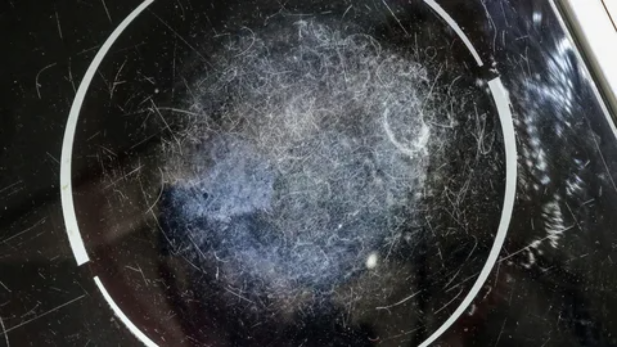 Poškrábaná indukční varná deska? Tato domácí pasta ji znovu vyhladí