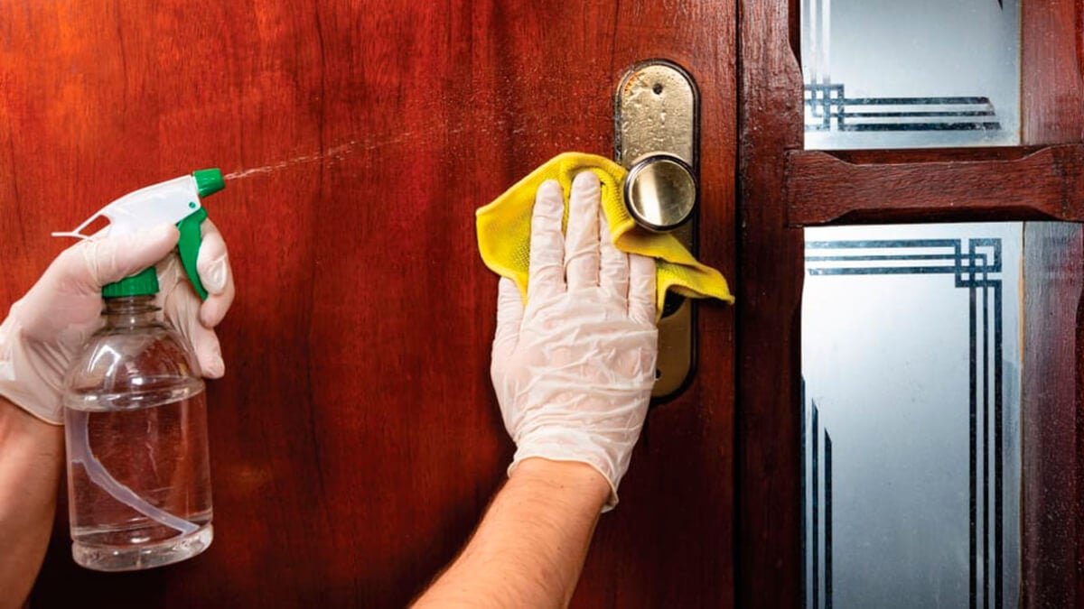 Postřik octem pod dveřmi k čemu slouží a proč se to doporučuje