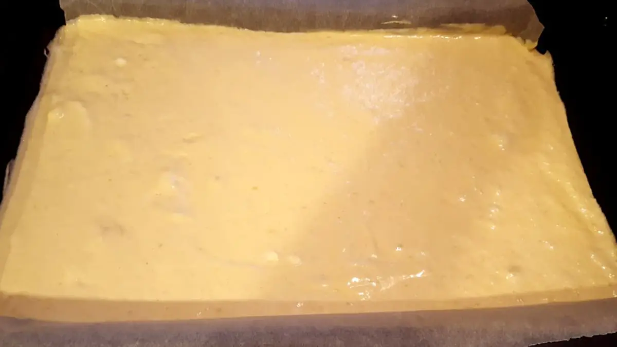 Prăjitura tăvălită: klasický dezert s kokosem a čokoládou, který snadno připravíte doma