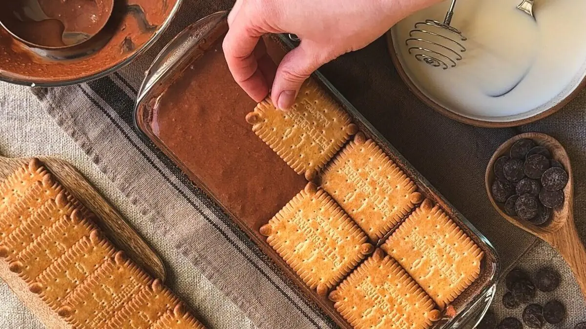 Dort z piškotů s čokoládovou pěnou, plný lásky