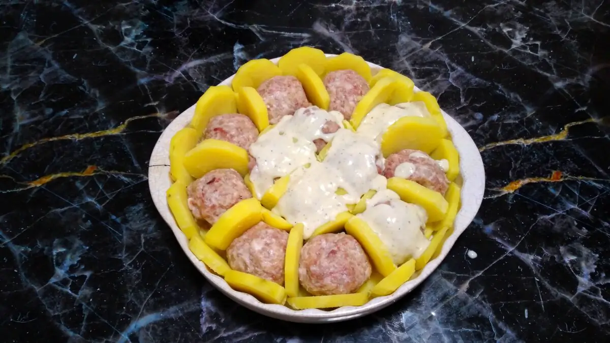 Nové oblíbené jídlo: zapečené brambory s masovými kuličkami