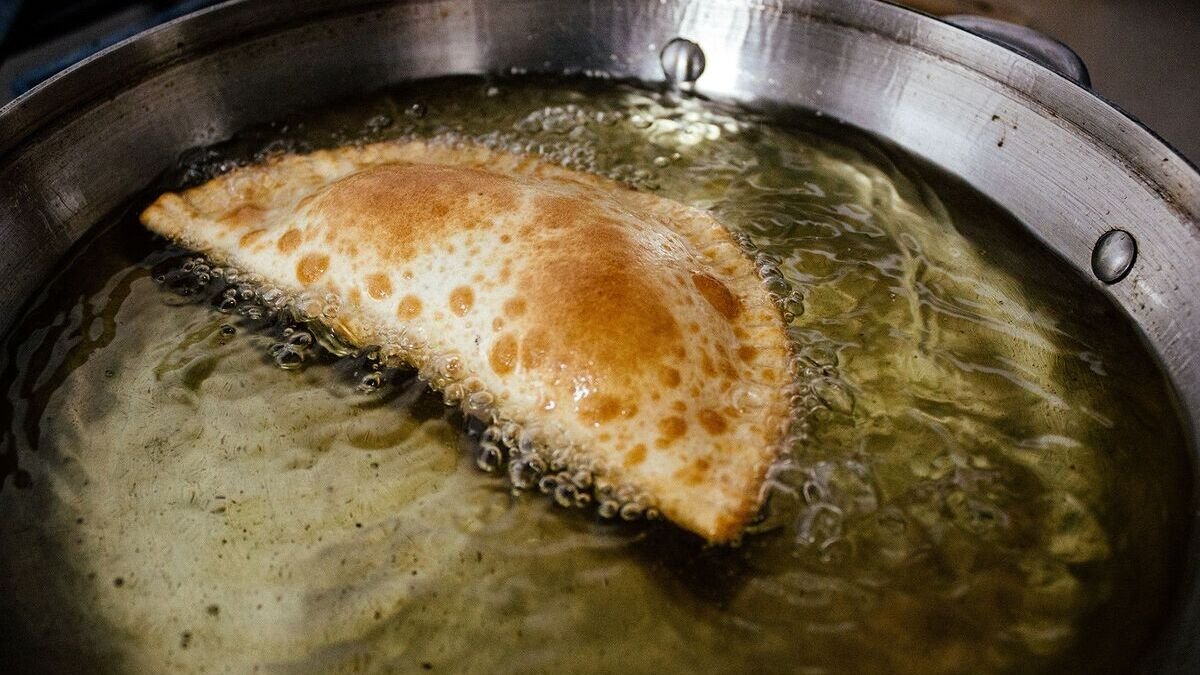 Čebureky bez starostí stačí mouka voda a olej křupavá kůrka a šťavnatá náplň