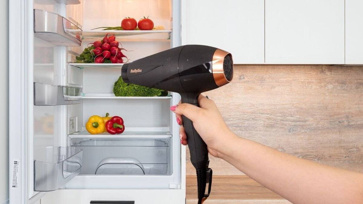 Pouhých 30 sekund s fénem a lednice spotřebuje méně elektřiny, zní to zvláštně, ale funguje