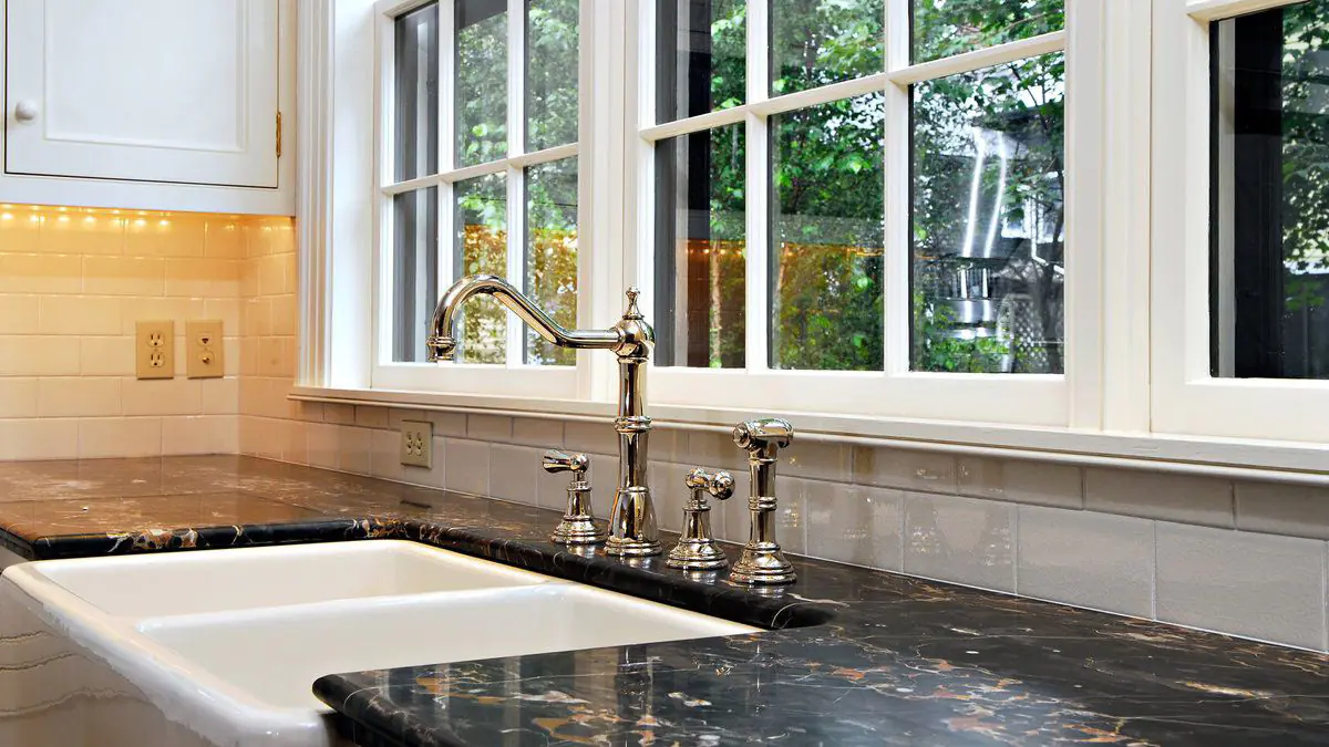 Proč stále více Čechů dává přednost dřezu pod oknem v kuchyni?