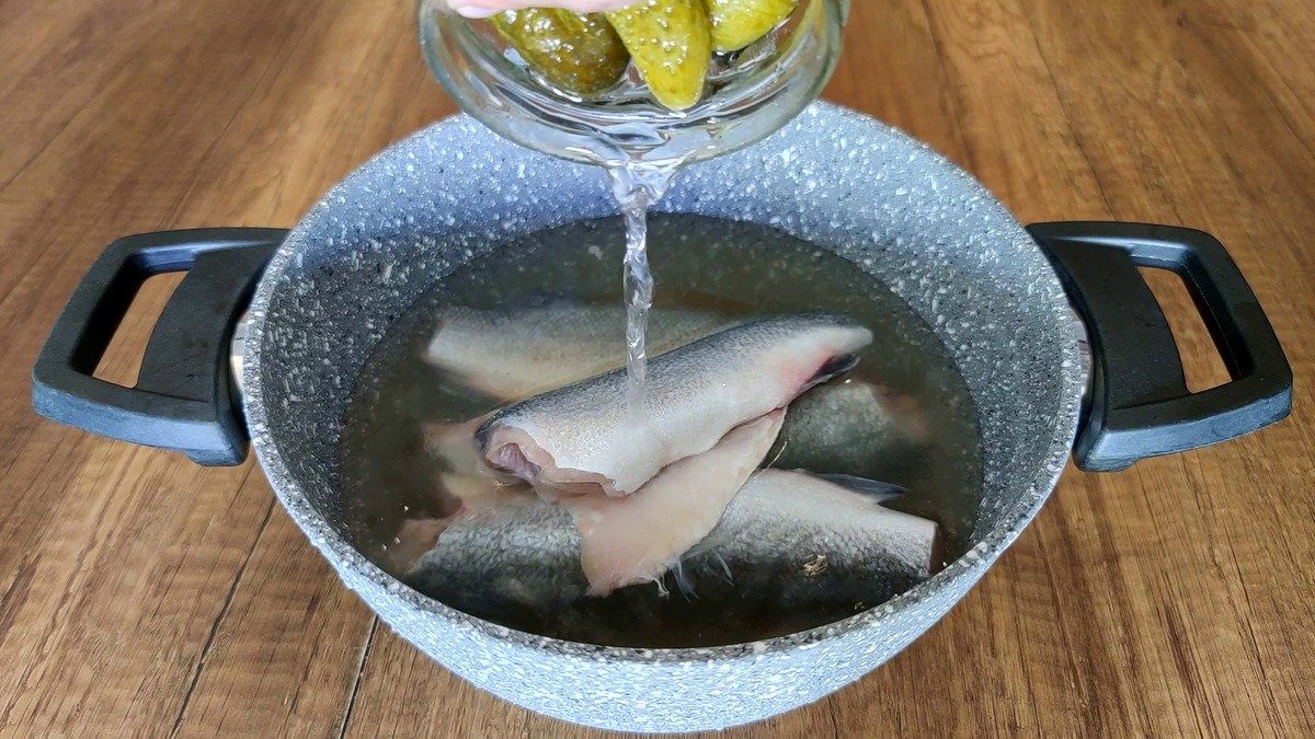 Před smažením namáčím rybu do jednoduchého nálevu chuť jako v drahé restauraci a ani stopa po zápachu