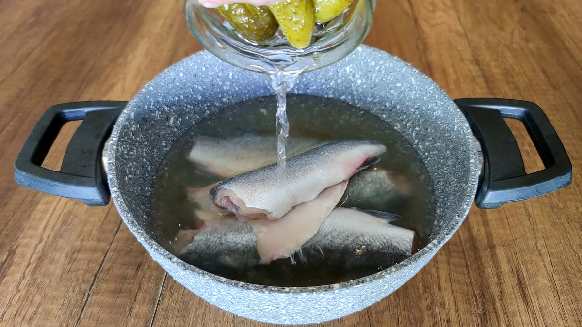 Před smažením namáčím rybu do jednoduchého nálevu chuť jako v drahé restauraci a ani stopa po zápachu