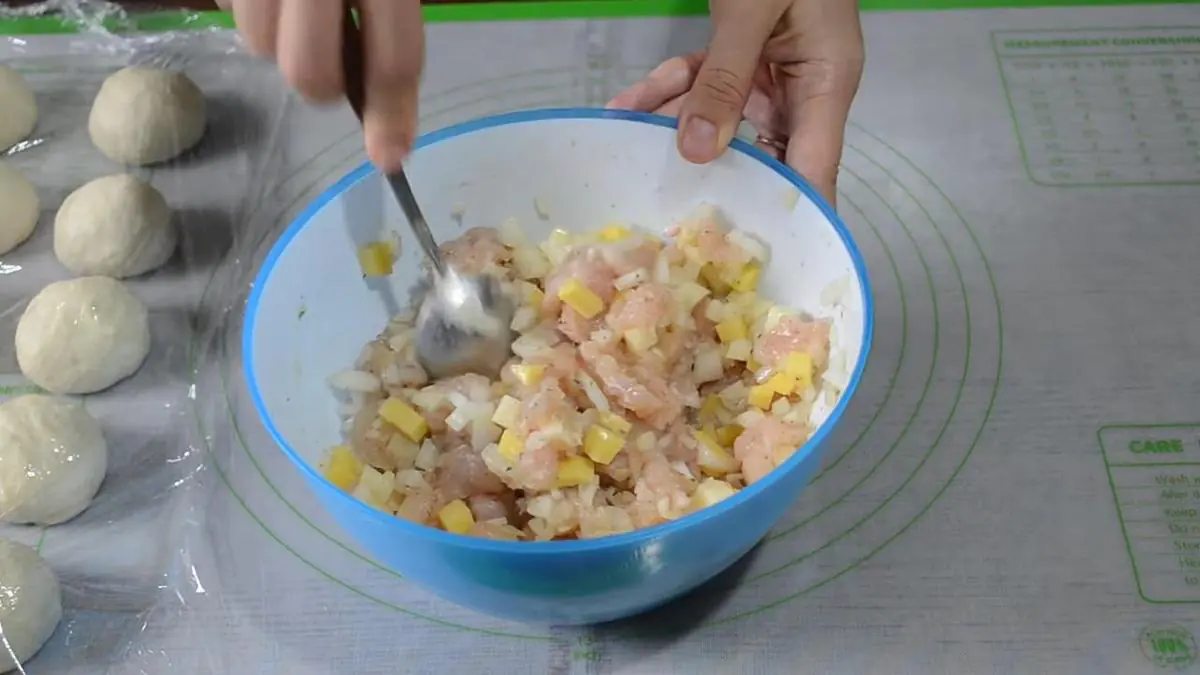 Kuřecí koláč s cibulí a bramborami je šťavnatý, jednoduchý a neuvěřitelně chutný